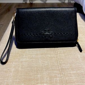 TORY BURCH - Excellent Condition, barely used black leather wristlet.